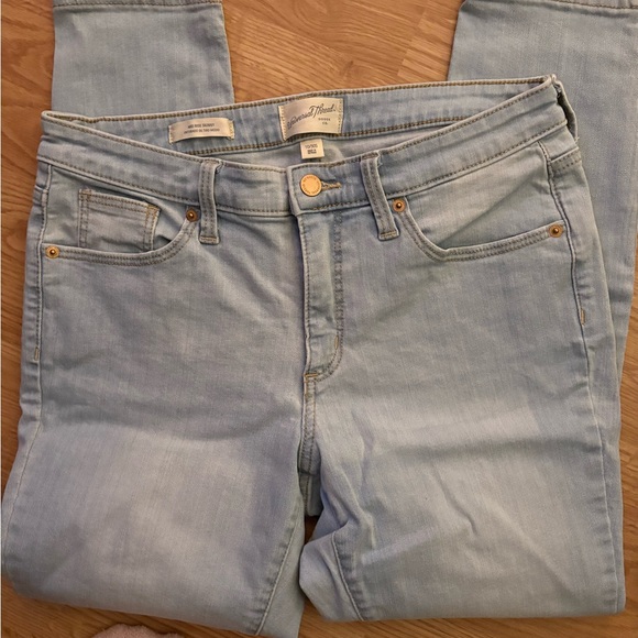 Universal Thread Light Wash Mid Rise Jeans - Picture 4 of 5